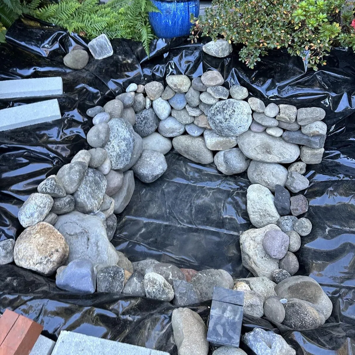 Este Revestimiento Impermeable para estanques de 6x9 m y 0,12 mm de Espesor es Ideal para estanques de jardín, Piscinas, estanques de Peces, Fuentes y Elementos acuáticos.