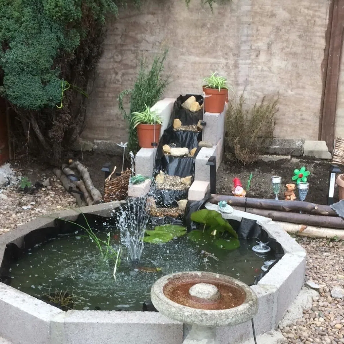 Este Revestimiento Impermeable de Alta Resistencia para estanques de koi de 10x10 m es Ideal para Fuentes, paisajismo, estanques de Peces y Elementos acuáticos de jardín.