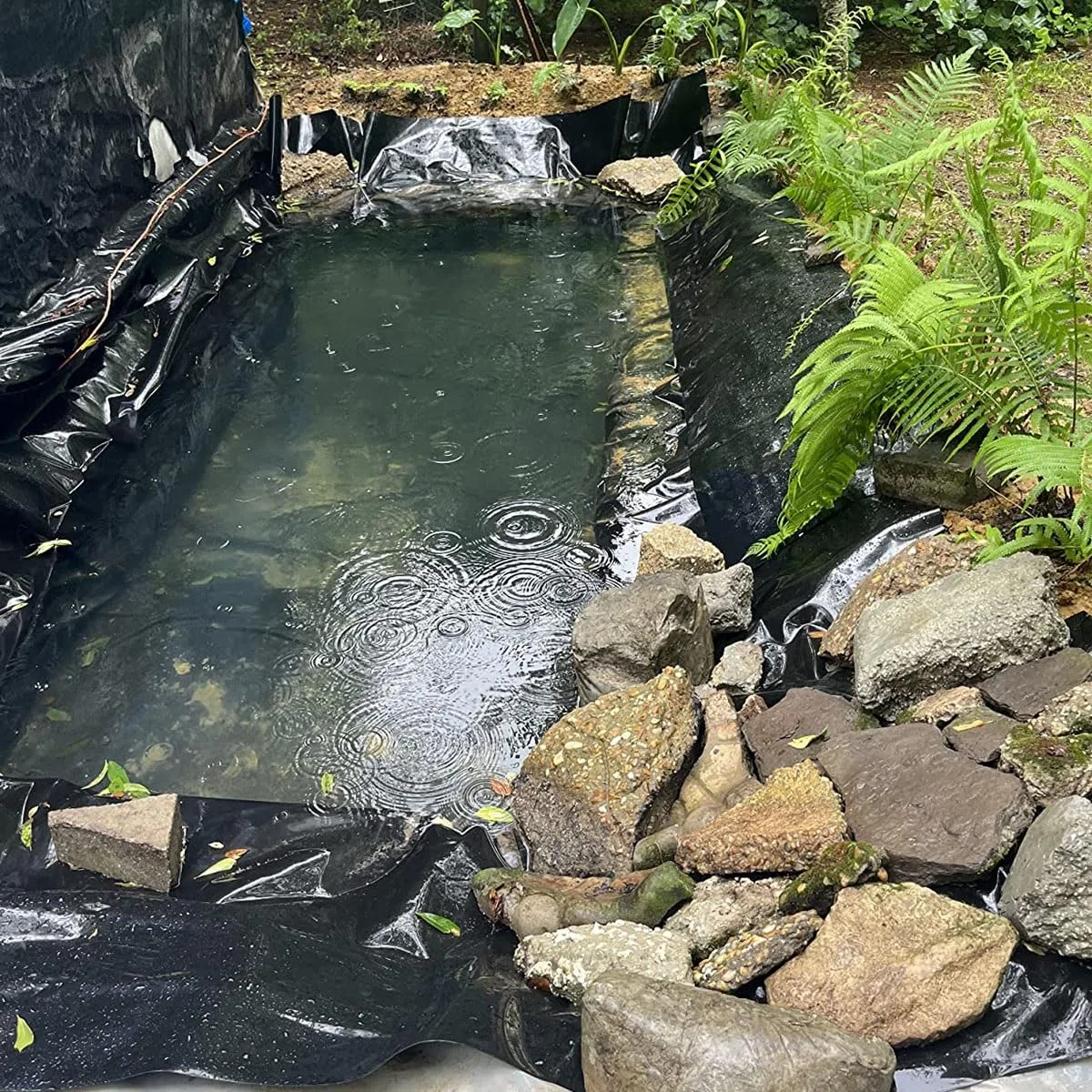 Este Revestimiento Impermeable para estanques de 6x9 m y 0,12 mm de Espesor es Ideal para estanques de jardín, Piscinas, estanques de Peces, Fuentes y Elementos acuáticos.